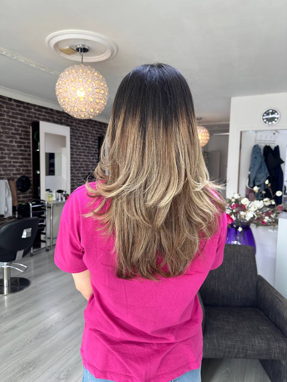 Lang haar in laagjes met een blonde balayage, in de salon