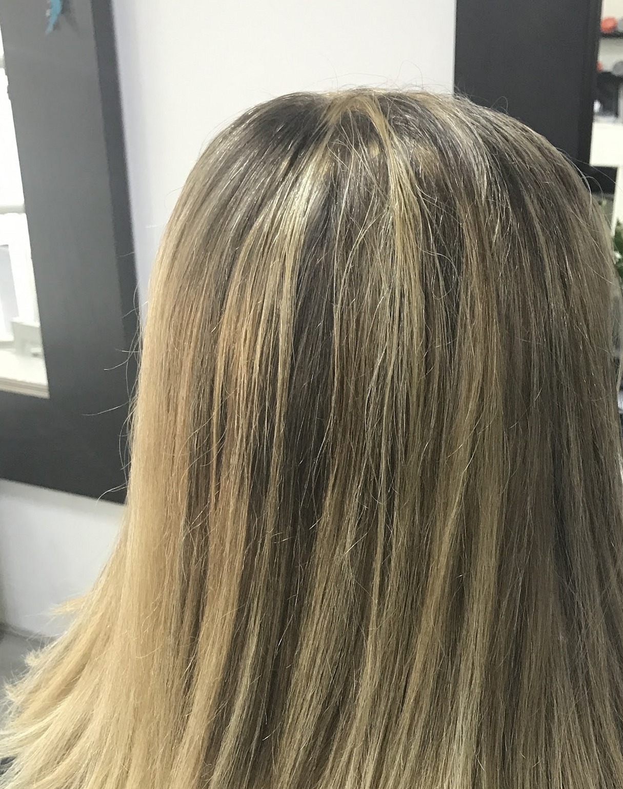 Steil schouderlang haar met een blonde ombre, van dichtbij